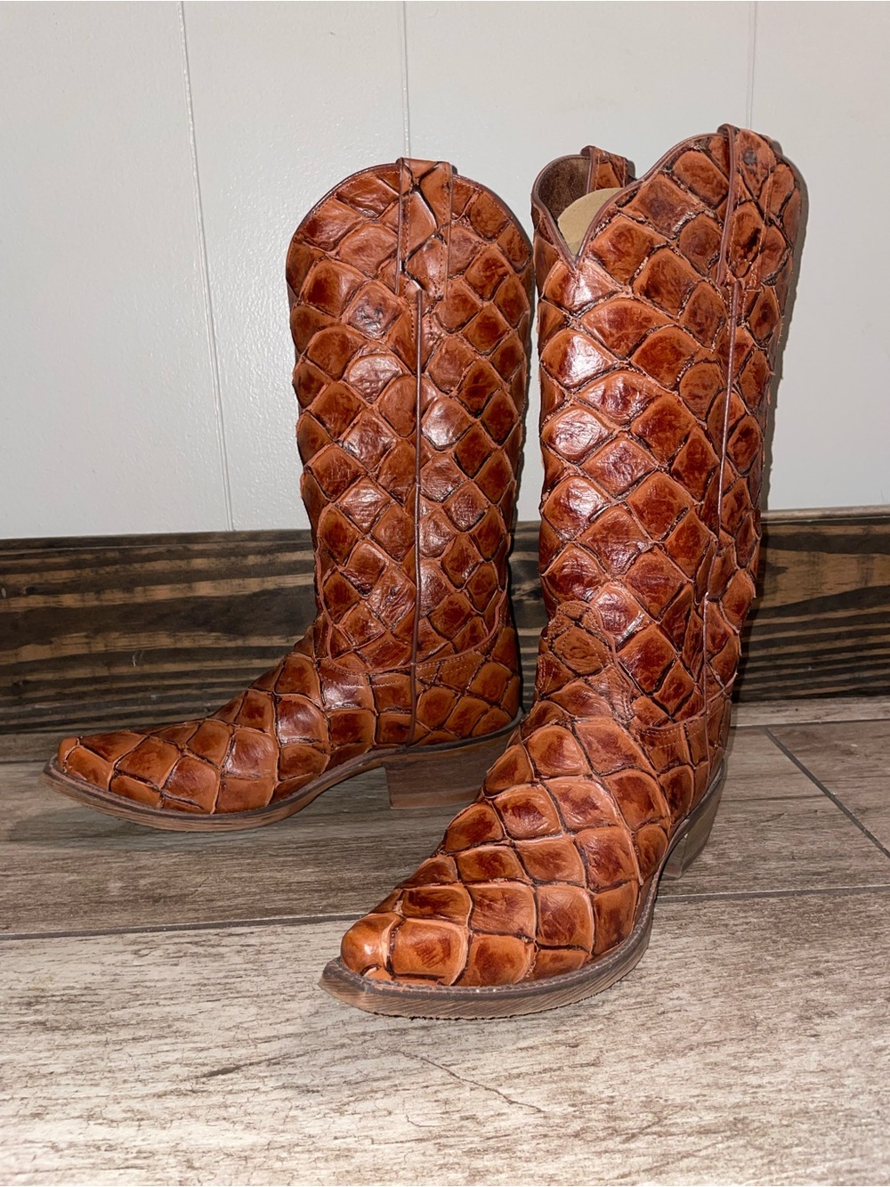 Nocona Cognac Brown
Fish Print Leather Womens 7.5B
Bessie Snip Toe Cowboy Boots